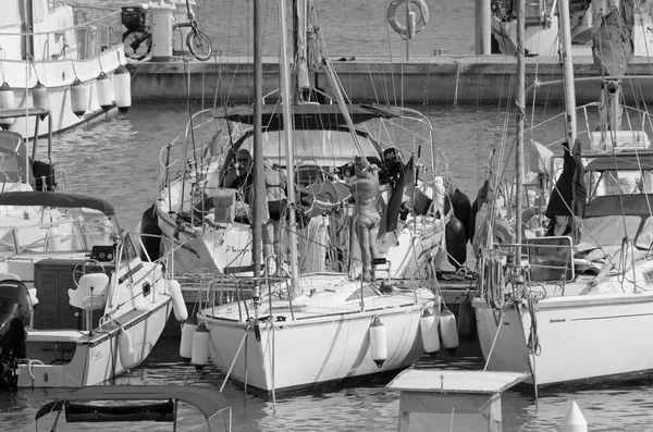 Italien Sicilien Medelhavet Marina Ragusa Ragusaprovinsen Augusti 2021 Människor Segelbåtar — Stockfoto