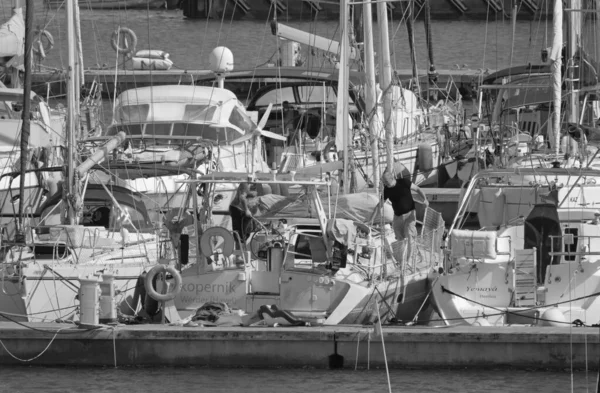 意大利 西西里 地中海 拉古萨海 拉古萨省 2021年8月18日 人们乘帆船和豪华游艇在港口 Editorial — 图库照片