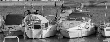 İtalya, Sicilya, Akdeniz, Marina di Ragusa (Ragusa Eyaleti); limanda lüks yatlar 