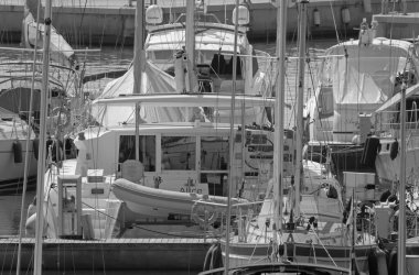 İtalya, Sicilya, Akdeniz, Marina di Ragusa (Ragusa ili); 20 Ağustos 2021, limanda lüks yatlar - EDITORIAL