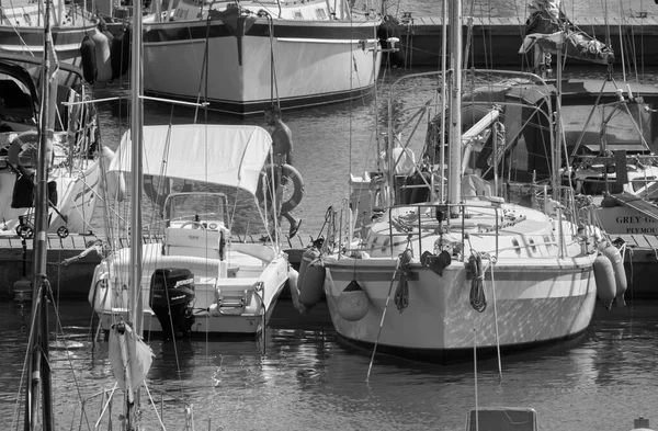 意大利 西西里 地中海 拉古萨港 拉古萨省 2021年8月20日 港口内的人员和豪华游艇 Editorial — 图库照片