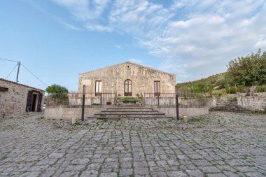 İtalya, Sicilya, Ragusa Eyaleti, kırsal, zarif özel çiftlik evi, giriş manzarası. 