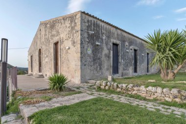 İtalya, Sicilya, Ragusa Eyaleti, kırsal, zarif özel çiftlik evi, giriş manzarası. 