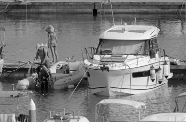 İtalya, Sicilya, Akdeniz, Marina di Ragusa (Ragusa ili); 20 Ağustos 2021, limandaki insanlar, motorlu tekneler ve lüks yatlar - EDITORIAL