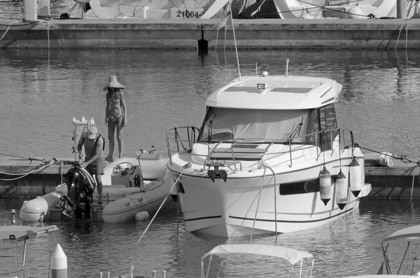 意大利 西西里 地中海 拉古萨港 拉古萨省 2021年8月20日 港口内的人员 汽艇和豪华游艇 Editorial — 图库照片