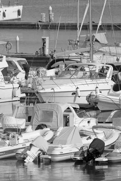 意大利 西西里 地中海 拉古萨港 拉古萨省 2021年8月20日 港口内的汽艇和豪华游艇 Editorial — 图库照片