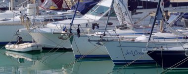 İtalya, Sicilya, Akdeniz, Marina di Ragusa (Ragusa ili); 21 Ağustos 2021, limanda lüks yatlar - EDITORIAL