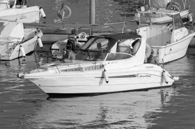 İtalya, Sicilya, Akdeniz, Marina di Ragusa (Ragusa Eyaleti); 21 Ağustos 2021, limanda lüks bir yatta insanlar - EDITORIAL