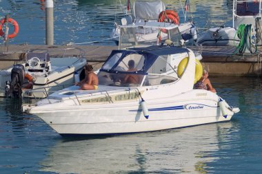 İtalya, Sicilya, Akdeniz, Marina di Ragusa (Ragusa Eyaleti); 21 Ağustos 2021, limanda lüks bir yatta insanlar - EDITORIAL