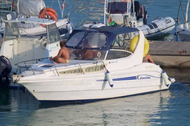 İtalya, Sicilya, Akdeniz, Marina di Ragusa (Ragusa Eyaleti); 21 Ağustos 2021, limanda lüks bir yatta insanlar - EDITORIAL