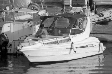 İtalya, Sicilya, Akdeniz, Marina di Ragusa (Ragusa Eyaleti); 21 Ağustos 2021, limanda lüks bir yatta insanlar - EDITORIAL