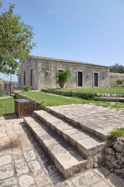 İtalya, Sicilya, Ragusa Eyaleti, kırsal kesim; zarif özel çiftlik evi, veranda manzarası ve giriş.
