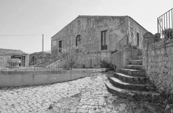 イタリア シチリア島 ラグーザ州 エレガントなプライベートファームハウス パティオと入り口の景色 — ストック写真