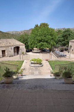 İtalya, Sicilya, Ragusa Eyaleti, kırsal kesim; zarif özel çiftlik evi, veranda manzarası ve giriş.