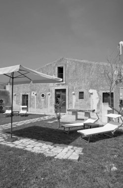 İtalya, Sicilya, Ragusa Eyaleti, kırsal kesim; zarif özel çiftlik evi, veranda manzarası ve arka bahçe.