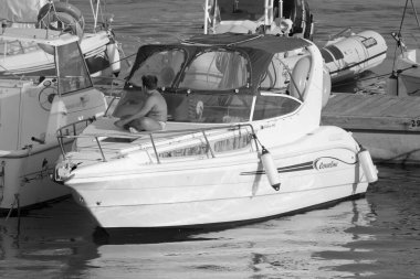 İtalya, Sicilya, Akdeniz, Marina di Ragusa (Ragusa Eyaleti); 21 Ağustos 2021, limanda lüks bir yatta insanlar - EDITORIAL