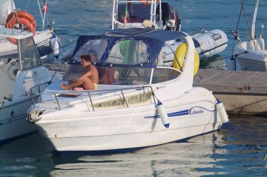 İtalya, Sicilya, Akdeniz, Marina di Ragusa (Ragusa Eyaleti); 21 Ağustos 2021, limanda lüks bir yatta insanlar - EDITORIAL