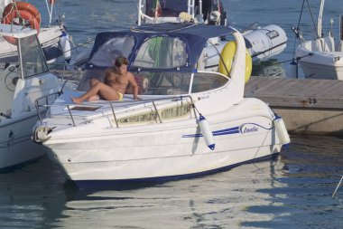 İtalya, Sicilya, Akdeniz, Marina di Ragusa (Ragusa Eyaleti); 21 Ağustos 2021, limanda lüks bir yatta insanlar - EDITORIAL