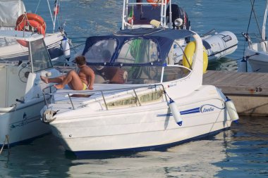 İtalya, Sicilya, Akdeniz, Marina di Ragusa (Ragusa Eyaleti); 21 Ağustos 2021, limanda lüks bir yatta insanlar - EDITORIAL