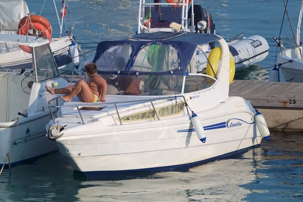 İtalya, Sicilya, Akdeniz, Marina di Ragusa (Ragusa Eyaleti); 21 Ağustos 2021, limanda lüks bir yatta insanlar - EDITORIAL