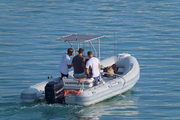 Italien Sicilien Medelhavet Marina Ragusa Ragusaprovinsen Augusti 2021 Män Gummibåt — Stockfoto