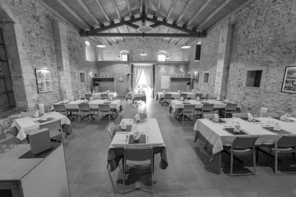 意大利 西西里 拉古萨省 典雅的私人农舍 餐桌和餐厅椅子 — 图库照片
