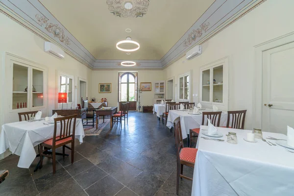 イタリア シチリア島 ラグーザ州 エレガントなプライベートファームハウス テーブルと椅子朝食ルーム — ストック写真