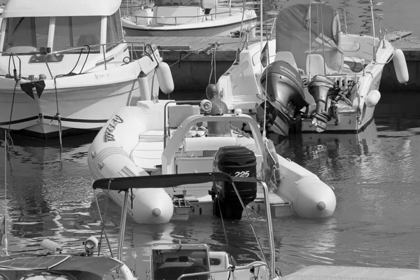 イタリア シチリア島 地中海 マリーナ ラグーザ ラグーザ州 8月2021 港のゴムボートと豪華なヨットの男 Editorial — ストック写真