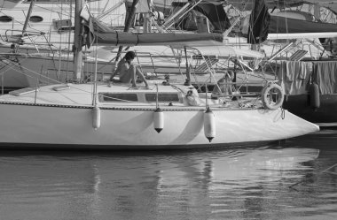 İtalya, Sicilya, Akdeniz, Marina di Ragusa (Ragusa ili); 22 Ağustos 2020, limandaki bir yelkenli teknesinde çift - EDITORIAL