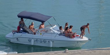 İtalya, Sicilya, Akdeniz, Marina di Ragusa (Ragusa Eyaleti); 22 Ağustos 2021, limandaki bir motorlu tekne - EDITORIAL