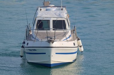 İtalya, Sicilya, Akdeniz, Marina di Ragusa (Ragusa ili); 22 Ağustos 2021, limanda lüks yat - EDITORIAL