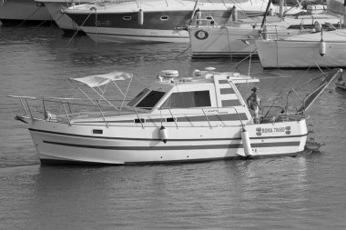 İtalya, Sicilya, Akdeniz, Marina di Ragusa (Ragusa Eyaleti); 22 Ağustos 2021, limanda lüks bir yatta insanlar - EDITORIAL