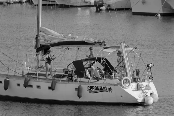 意大利 西西里 地中海 拉古萨海 拉古萨省 2021年8月22日 港口一艘帆船上的人 Editorial — 图库照片