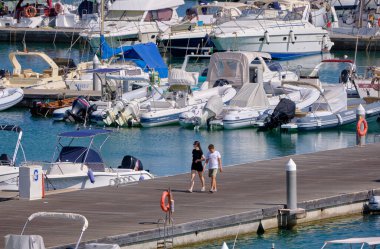 İtalya, Sicilya, Akdeniz, Marina di Ragusa (Ragusa Eyaleti); 24 Mayıs 2021, limandaki insanlar, motorlu tekneler ve lüks yatlar - EDITORIAL