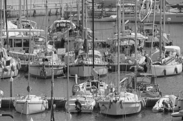 意大利 西西里 地中海 拉古萨港 拉古萨省 2021年8月24日 港口内的汽艇和豪华游艇 Editorial — 图库照片