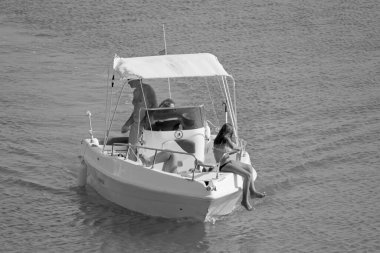 İtalya, Sicilya, Akdeniz, Marina di Ragusa (Ragusa Eyaleti); 24 Ağustos 2021, limandaki bir motorlu tekne - EDITORIAL