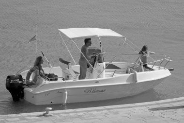 İtalya, Sicilya, Akdeniz, Marina di Ragusa (Ragusa Eyaleti); 24 Ağustos 2021, limandaki bir motorlu tekne - EDITORIAL