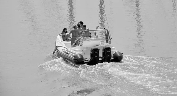 イタリア シチリア島 地中海 マリーナ ラグーザ ラグーザ州 2021年8月25日 港のゴムボートに乗っている人々 Editorial — ストック写真