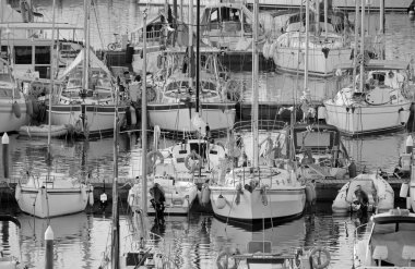 İtalya, Sicilya, Akdeniz, Marina di Ragusa (Ragusa ili); 27 Ağustos 2021, gün doğumunda limanda motorlu tekne ve lüks yatlar - EDITORIAL