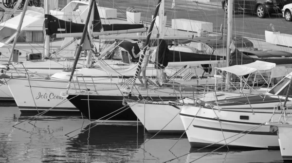 Italien Sicilien Medelhavet Marina Ragusa Ragusaprovinsen Augusti 2021 Man Segelbåt — Stockfoto