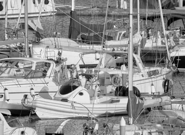 Italien Sicilien Medelhavet Marina Ragusa Ragusaprovinsen Augusti 2021 Motorbåtar Och — Stockfoto