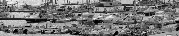 Taly シチリア島 地中海 マリーナ ラグーザ ラグーザ州 8月2021 ポート内のモーターボートや豪華ヨット 編集部 — ストック写真