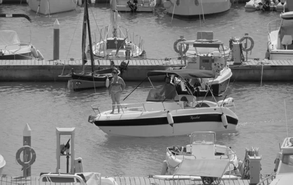 イタリア シチリア島 地中海 マリーナ ラグーザ ラグーザ州 2021年8月28日 港内のモーターボートと豪華ヨットでカップル Editorial — ストック写真