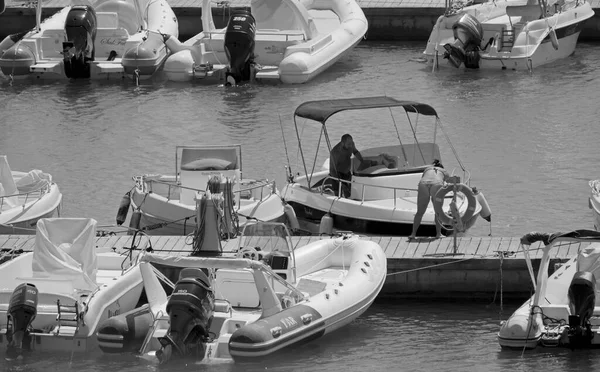 Italien Sicilien Medelhavet Marina Ragusa Ragusaprovinsen Augusti 2021 Par Motorbåt — Stockfoto