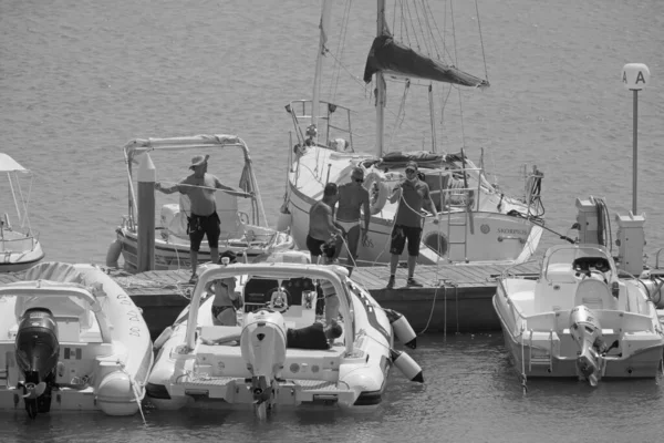 イタリア シチリア島 地中海 マリーナ ラグーザ ラグーザ州 2021年8月28日 港内の人々 モーターボート 豪華ヨット — ストック写真