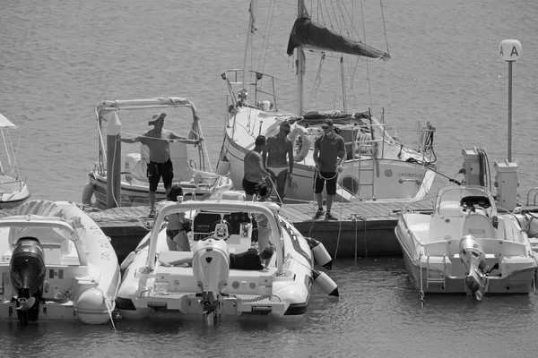 Italia Sicilia Middelhavet Marina Ragusa Ragusaprovinsen August 2021 Folk Motorbåter – stockfoto
