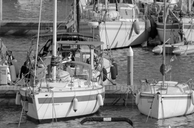 İtalya, Sicilya, Akdeniz, Marina di Ragusa (Ragusa Eyaleti); 28 Ağustos 2021, limanda yelkenli tekneleri - EDITORIAL