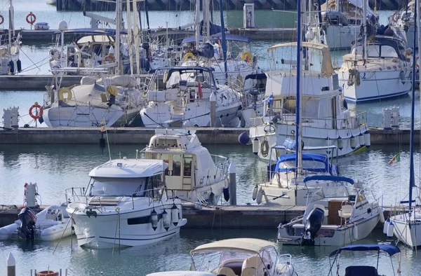 意大利 西西里 地中海 拉古萨港 拉古萨省 2021年8月29日 港口内的汽艇和豪华游艇 Editorial — 图库照片