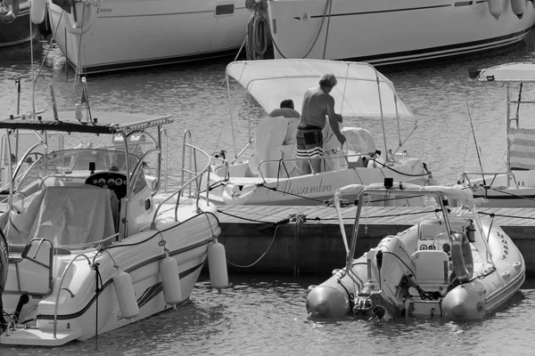 意大利 西西里 地中海 拉古萨海 拉古萨省 2021年8月29日 在港口乘坐汽艇和豪华游艇的男子 Editorial — 图库照片