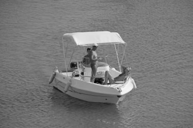 İtalya, Sicilya, Akdeniz, Marina di Ragusa (Ragusa Eyaleti); 29 Ağustos 2021, limandaki bir motorlu tekne - EDITORIAL